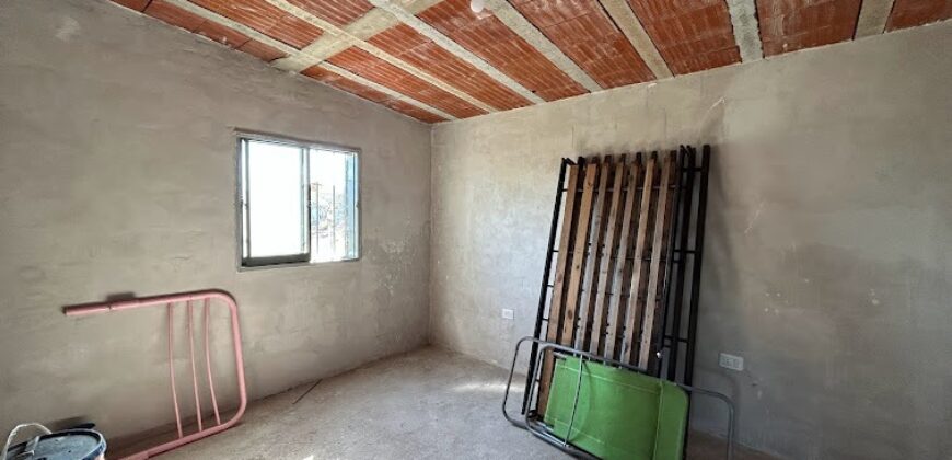 CASA DOS DORMITORIOS A TERMINAR ESTANCIA VIEJA FRENTE AL RÍO LOS CHORRILLOS