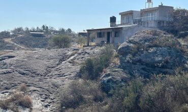 CASA DOS DORMITORIOS A TERMINAR ESTANCIA VIEJA FRENTE AL RÍO LOS CHORRILLOS
