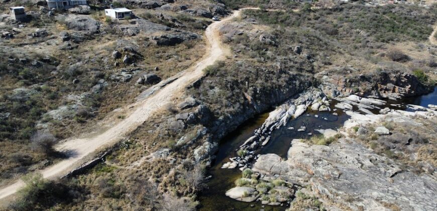CASA DOS DORMITORIOS A TERMINAR ESTANCIA VIEJA FRENTE AL RÍO LOS CHORRILLOS
