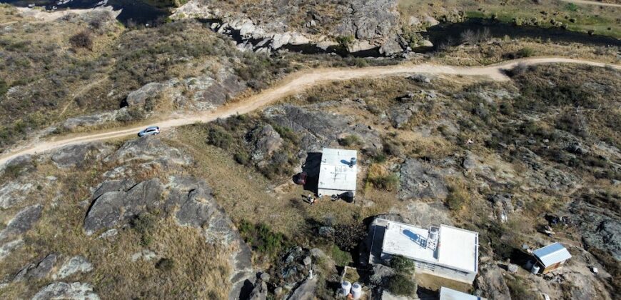 CASA DOS DORMITORIOS A TERMINAR ESTANCIA VIEJA FRENTE AL RÍO LOS CHORRILLOS